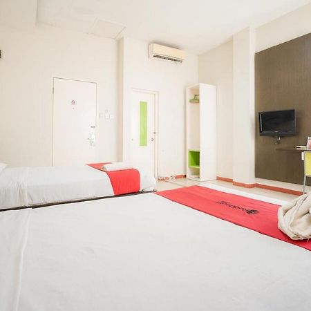 Reddoorz Near Pantai Pede Hotel Labuan Bajo Exterior photo